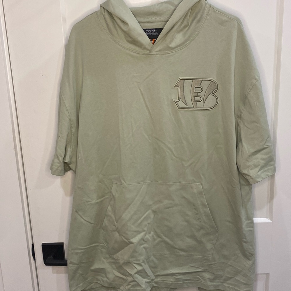 NWOT Bengals officially licensed green short sleeve hoodie shirt men’s size L